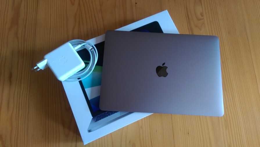 MacBook Pro 13 2022 A2338 Apple M2 CPU 8GB RAM 256GB SSD 17 годин АКБ