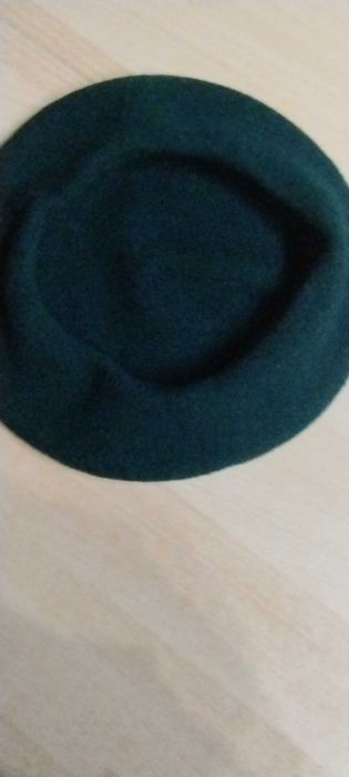 Beret damski w kolorze butelkowej zieleni .