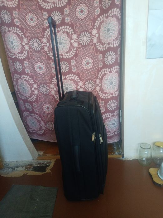 Чемодан дорожный на колёсиках