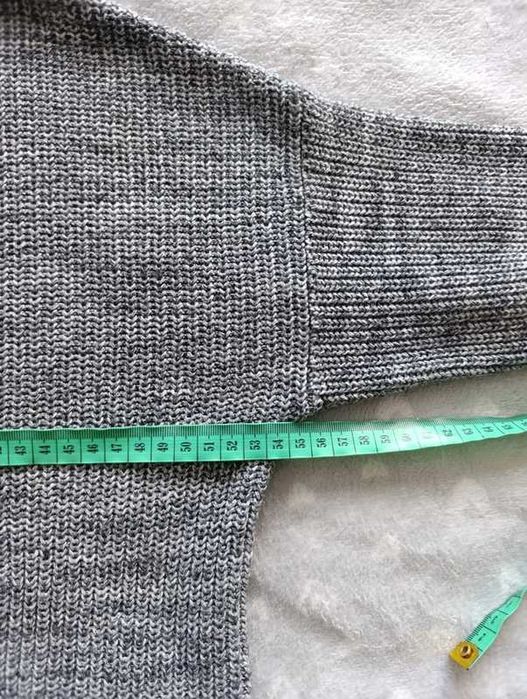 Szary dłuższy sweter z rozcięciami po bokach XS