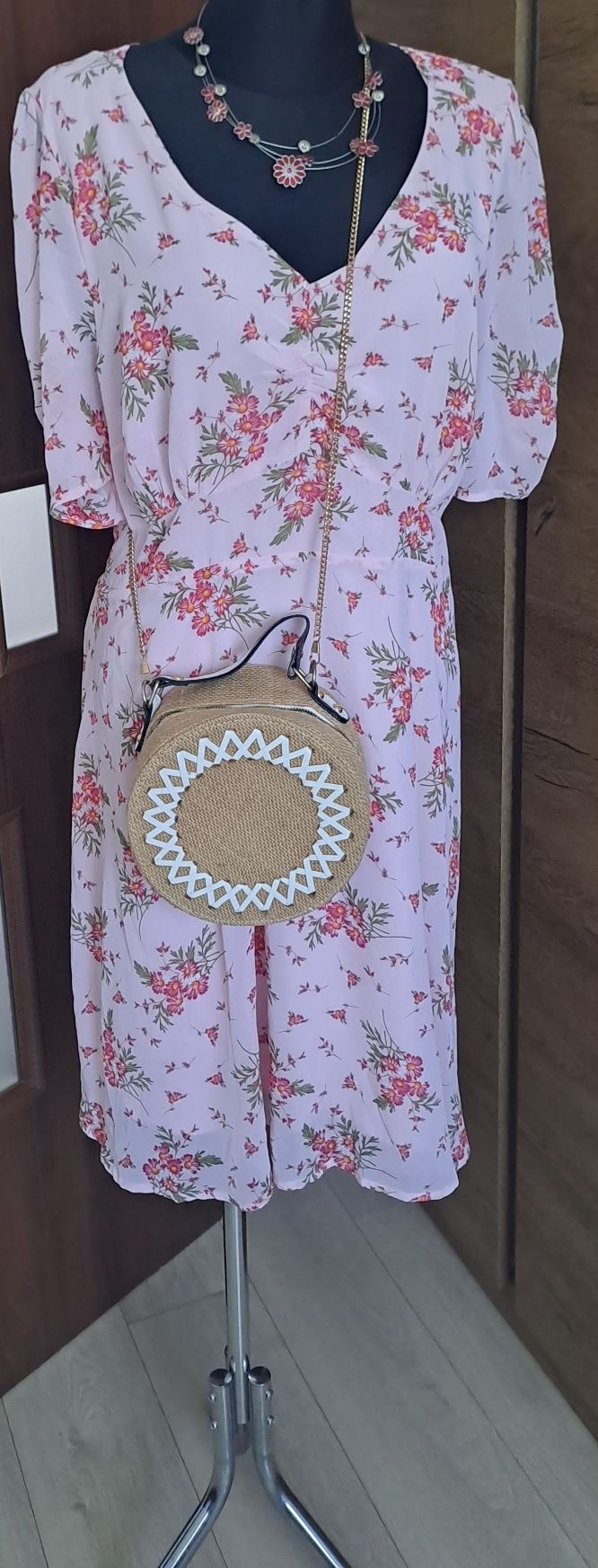 Elegancka sukienka w serek w kolorowe kwiatuszki