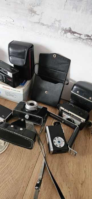 Zestaw starych aparatów fotograficznych i akcesoriów foto