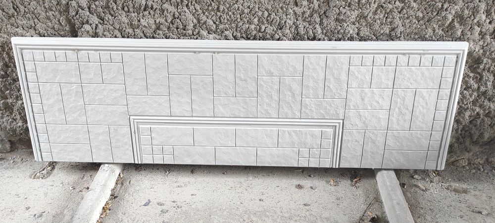 Памятник, оградка, плита, столб,забор.