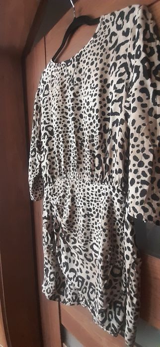 Sukienka w zwierzęcy deseń Zara