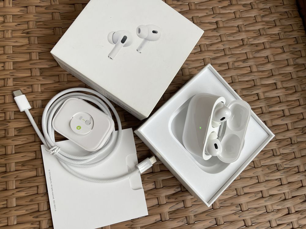 Apple AirPods Pro (2-го поколения)