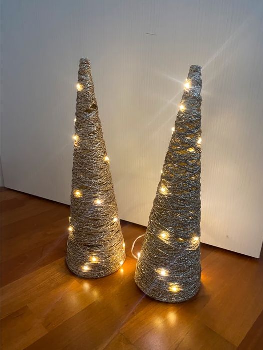 Нова золота ялинка з вогнями. На Новий рік, Різдво