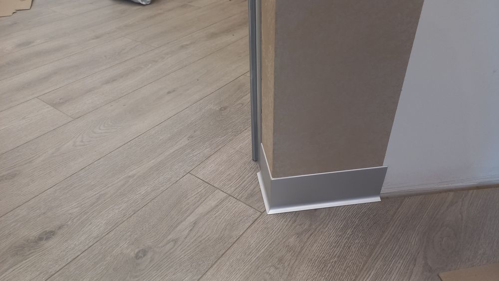 Монтаж  плинтуса,ламината