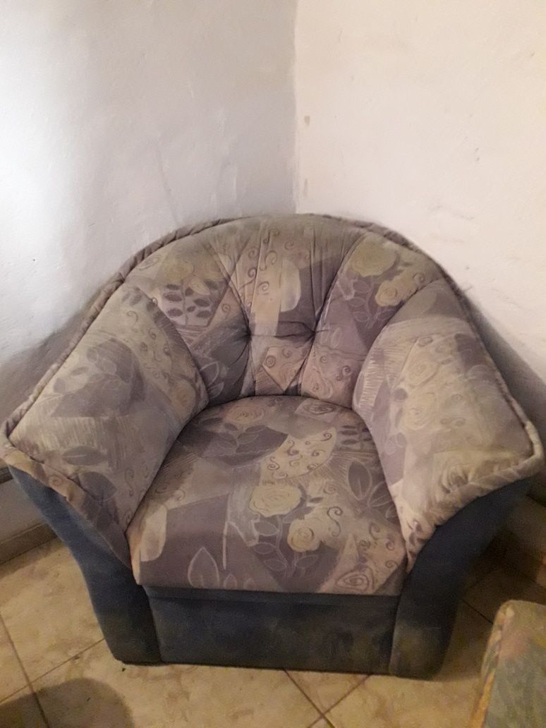 Fotel tapicerowany z pufami