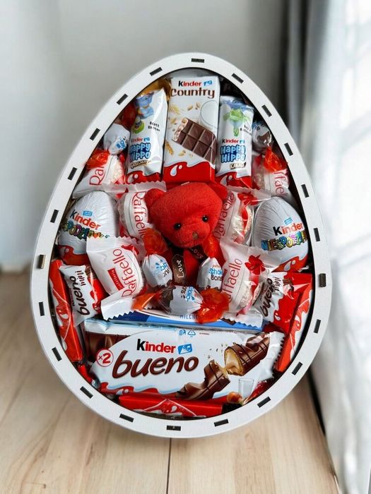 Подарункові набори новорічні бокси солодощі Kinder яйце