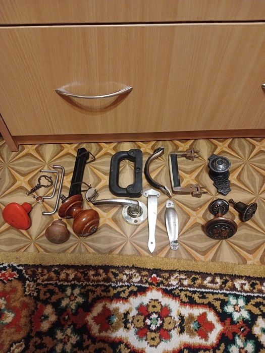 Меблеві і інші ручки.