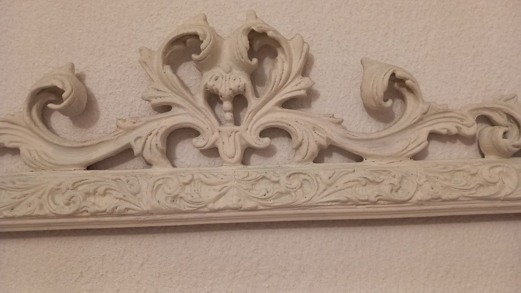 Moldura antiga pintada em branco