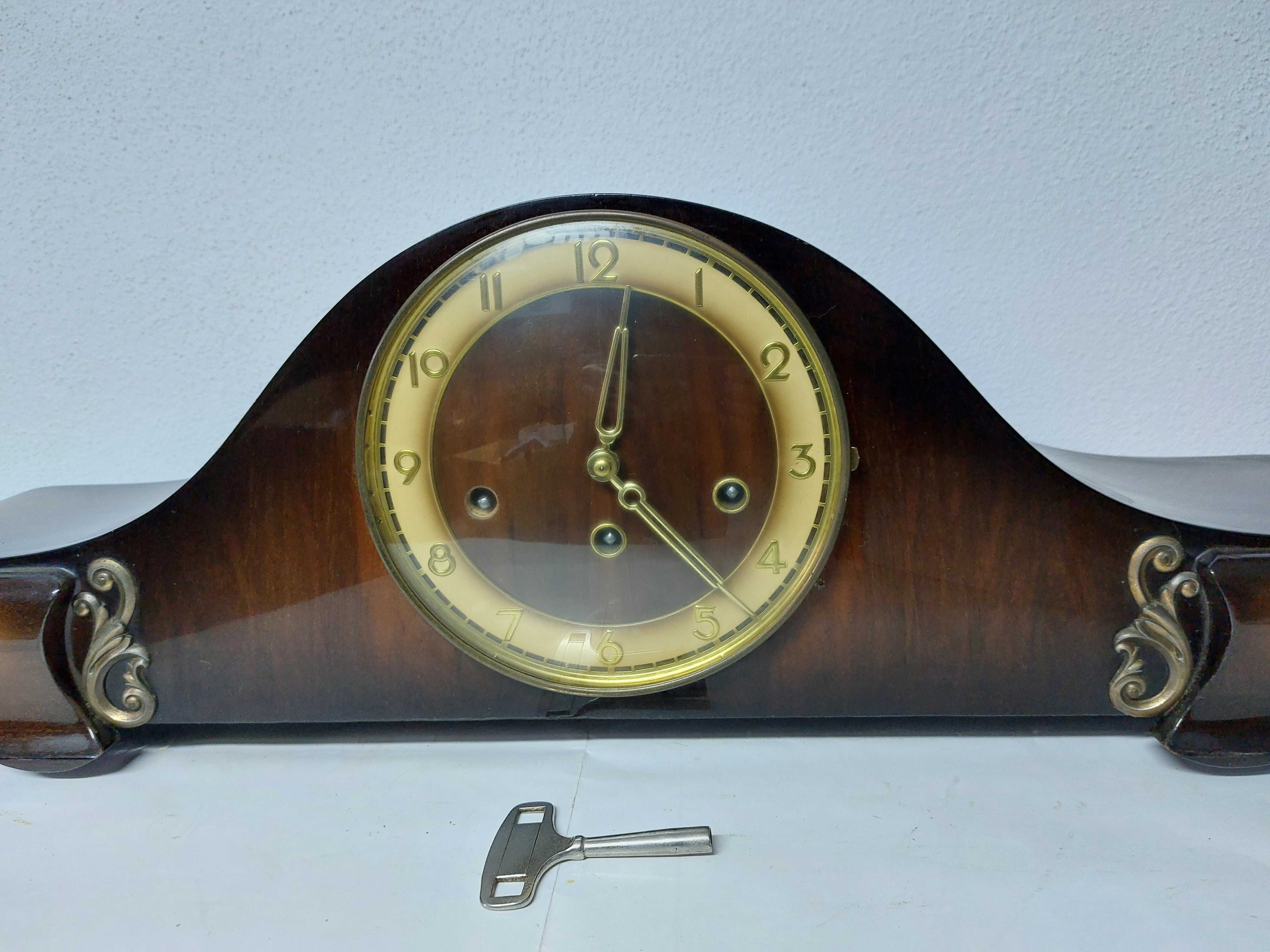 Relógio de mesa antigo, a funcionar