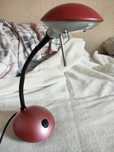 Różowa lampa biurkowa