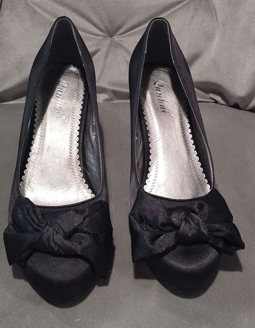 Sapatos elegantes de cetim