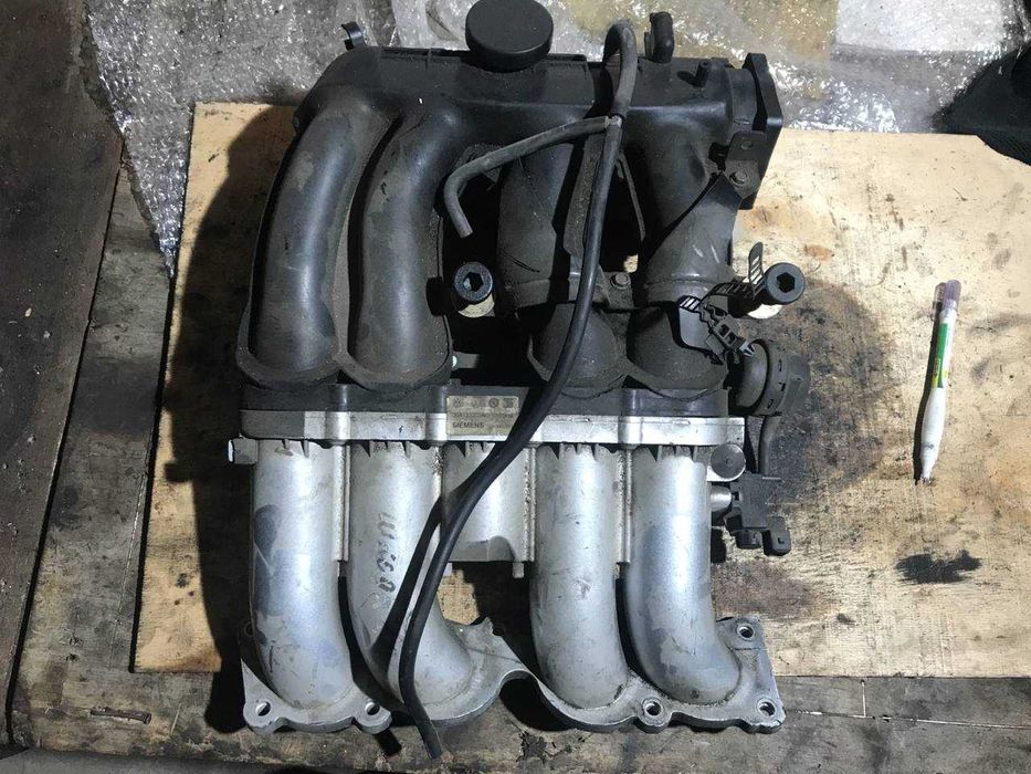 Колектор впускний Volkswagen BORA SKODA OCTAVIA AUDI 1.8i 06A133205D
