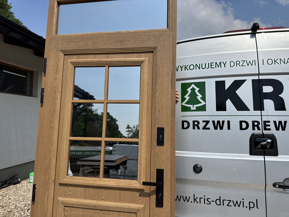 Drzwi zewnętrzne drewniane dębowe z naświetlem  NietypoweMontaż Polska