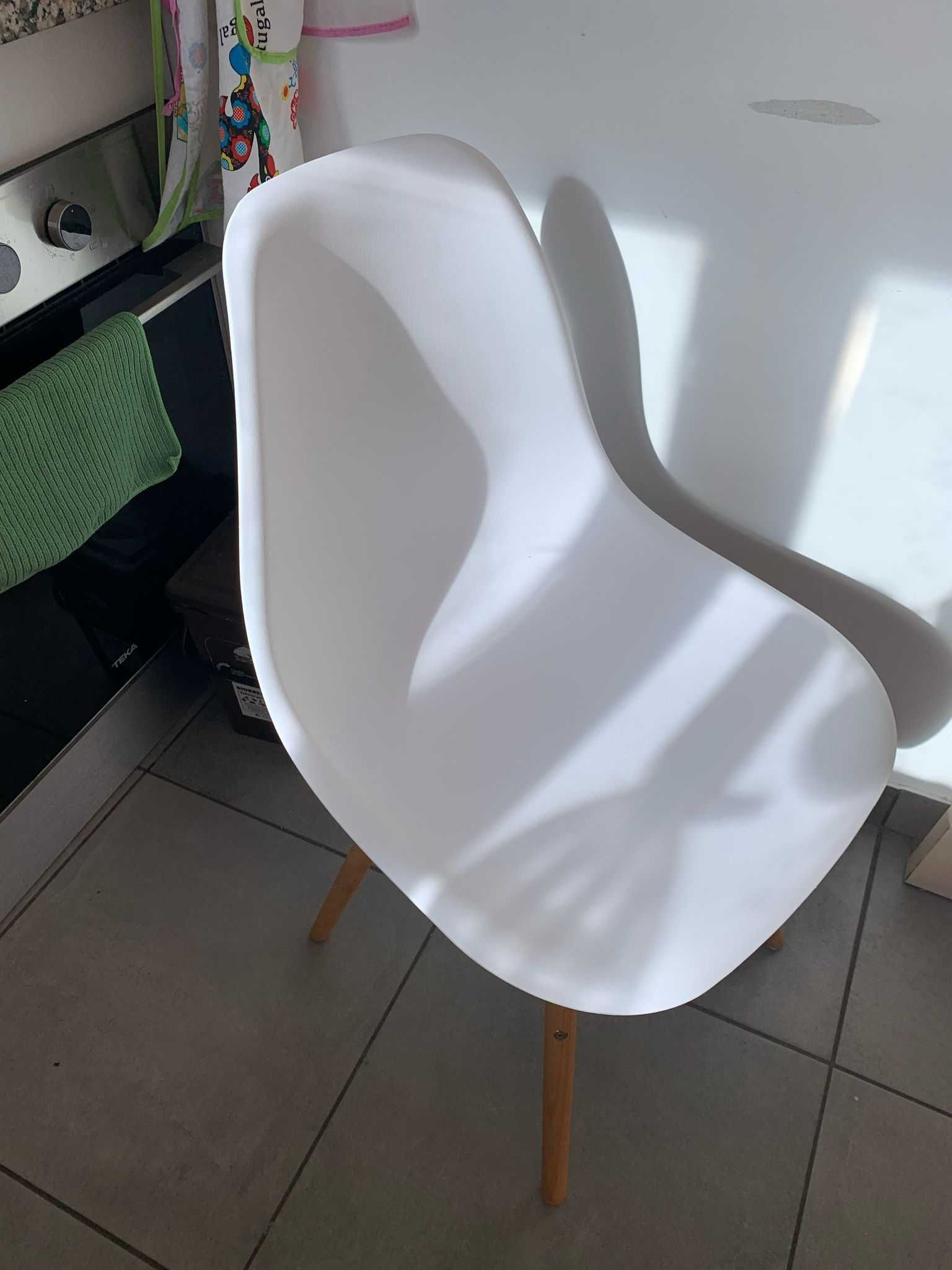 mesa de jantar com cadeiras