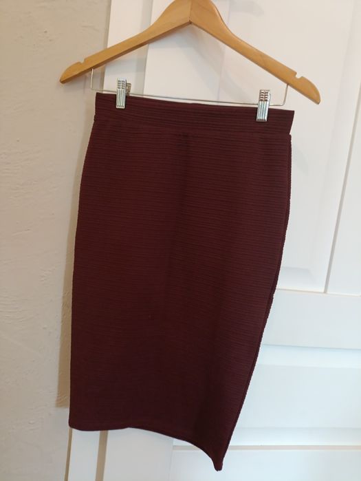 Ołówkowa spódnica bordo massimo dutti