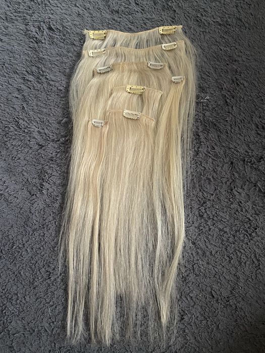 Натуральне волосся, треси, на заколках.