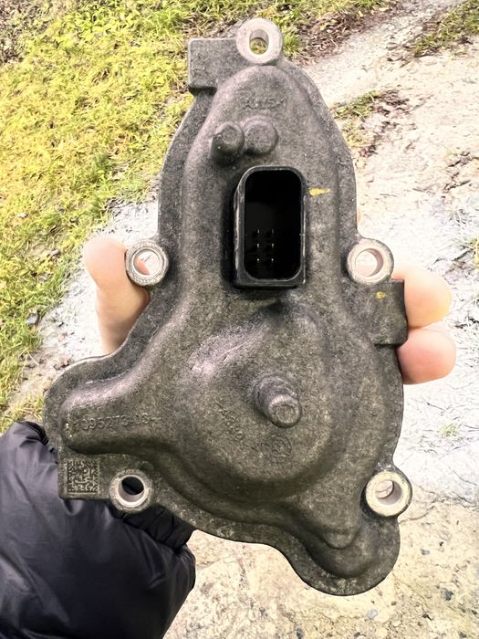 Кришка резольвера мотора Tesla Model 3