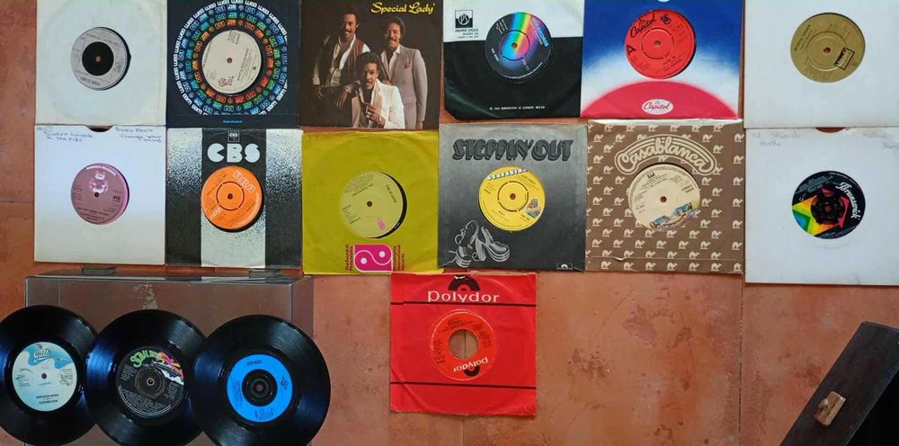 Vini's Musica Single's Antigos - Anuncio 1/2