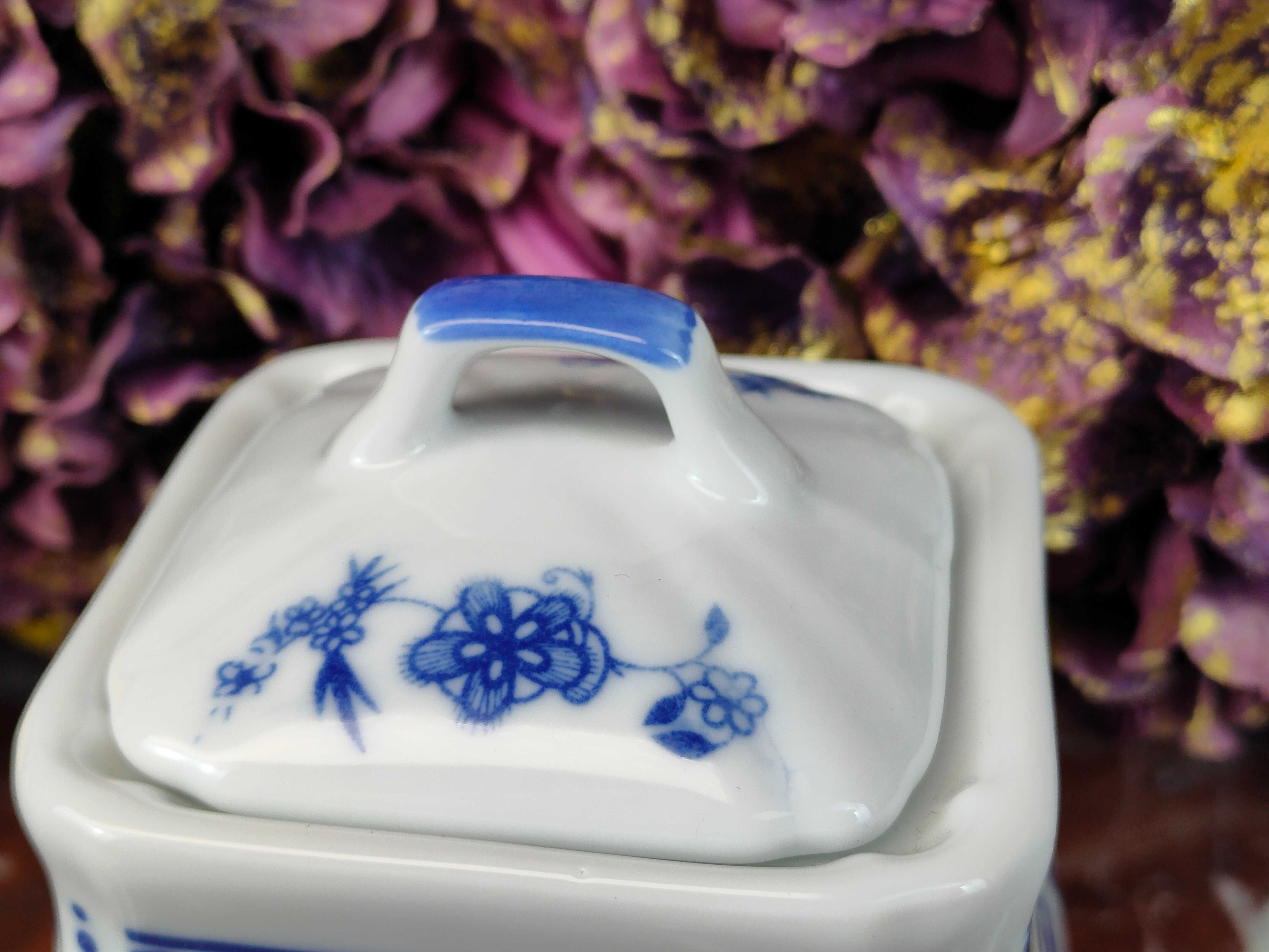Śliczny duży porcelanowy pojemnik na sól - Wzór Cebulowy - 800 ml