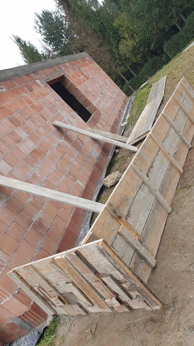 Deski szalunkowe stemple drewniane płyty strop fundament