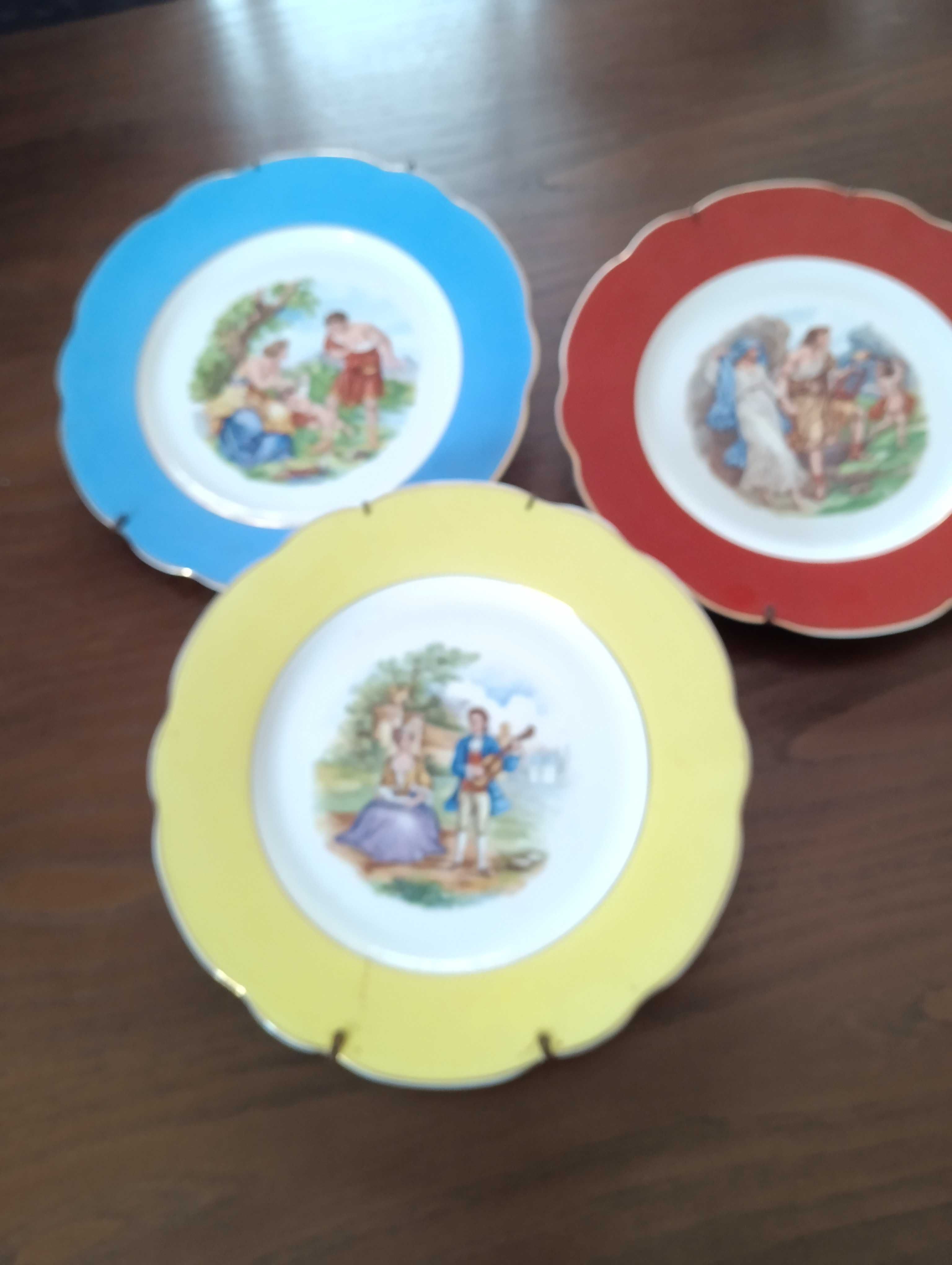 Três pratos decorativos