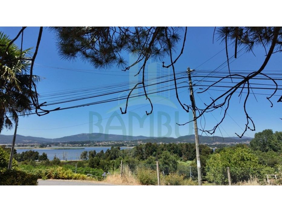 Terreno com vista para o Rio Minho