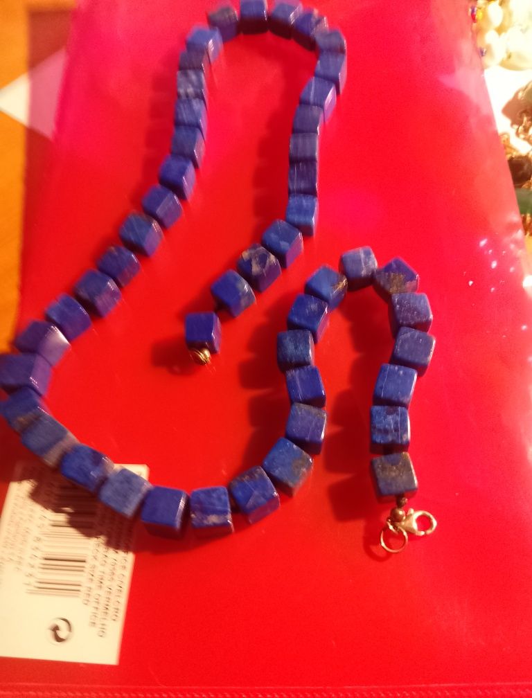 Colar lindo com 43 cubos de lápis lazúli