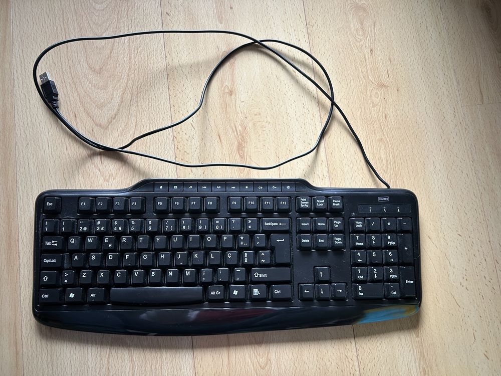 Teclado para computador com fios e ligação USB