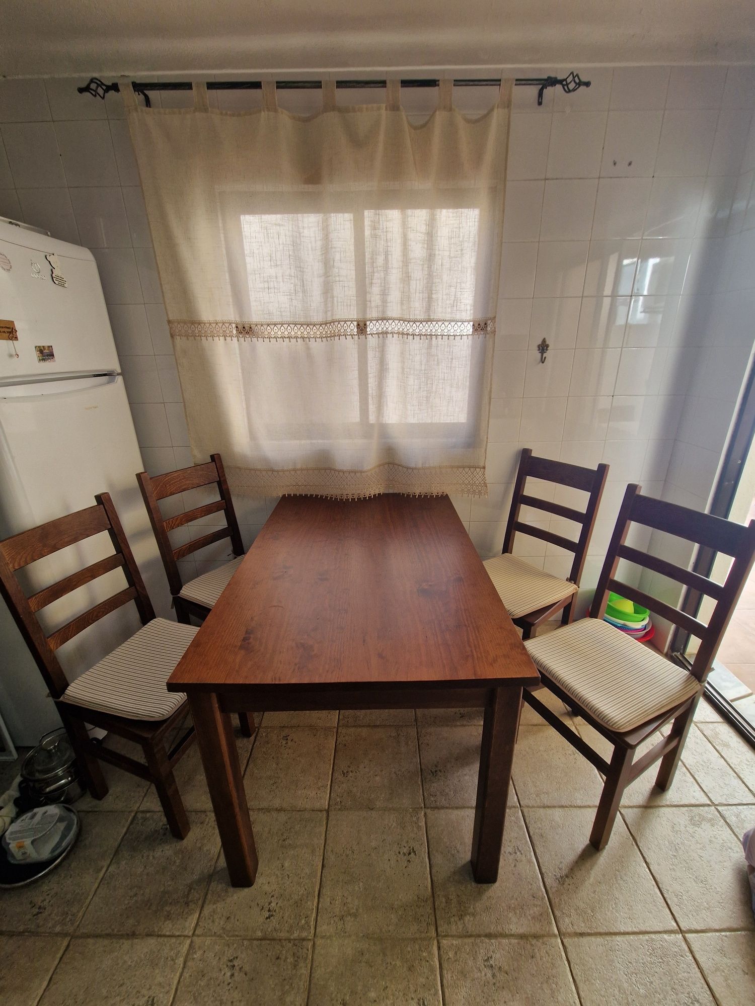 Louceiro com mesa e cadeiras