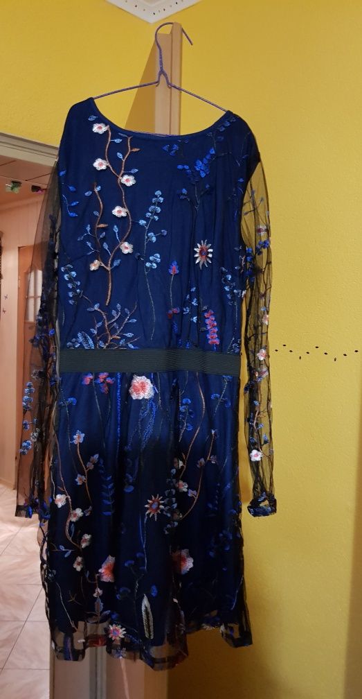 Sukienka w hafty i kwiaty CBR