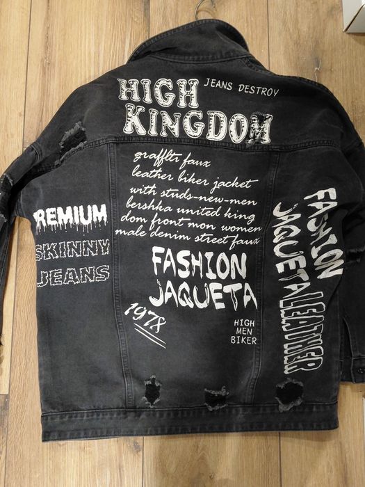 Kurtka dzinsowa Bershka czarna z białymi napisami