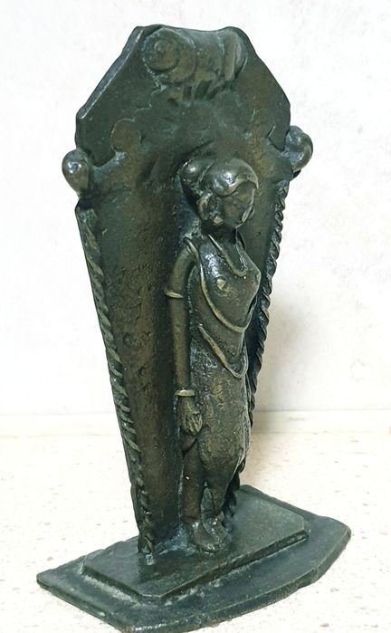 Linda pequena antiga escultura de uma Deusa em bronze