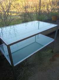 Mesa para exposição de produtos com tampo de vidro