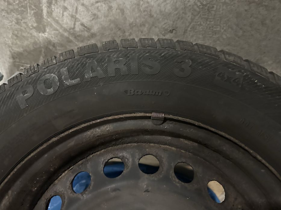 215/65/16 Komplet Felgi Nissan opony zimowe + kolpaki