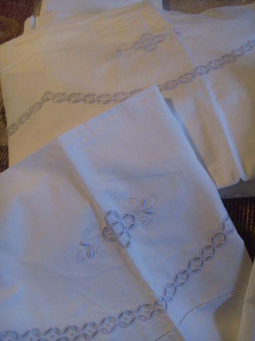 Conjunto de lençóis de casal bordado