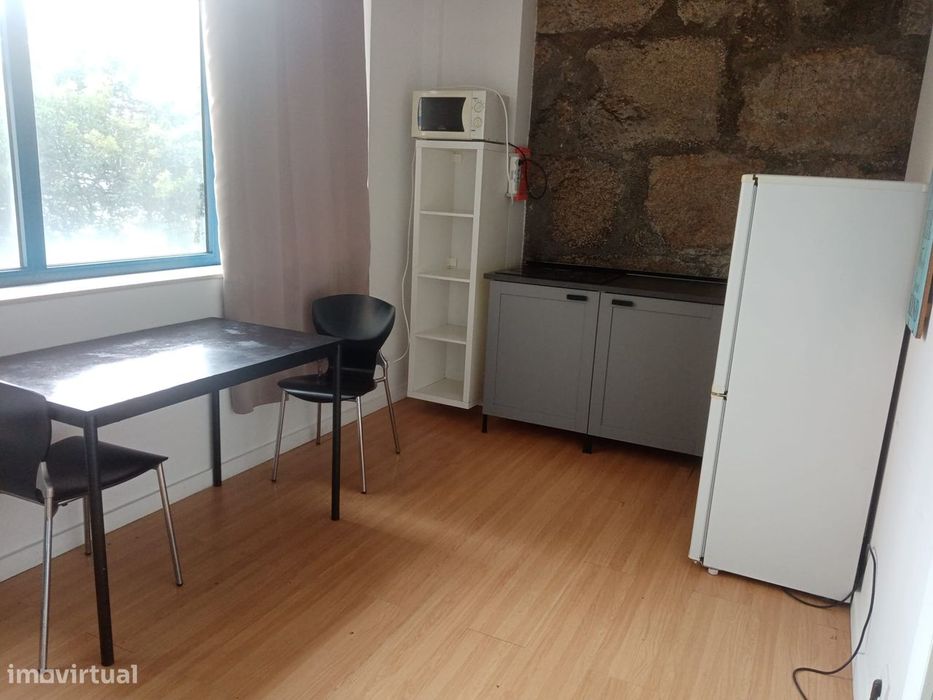 Aluga-se T1 na Praça da República