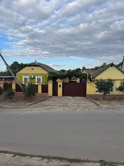 Продам дім(також окремо є приміщення під бізнес або гараж) останні фот