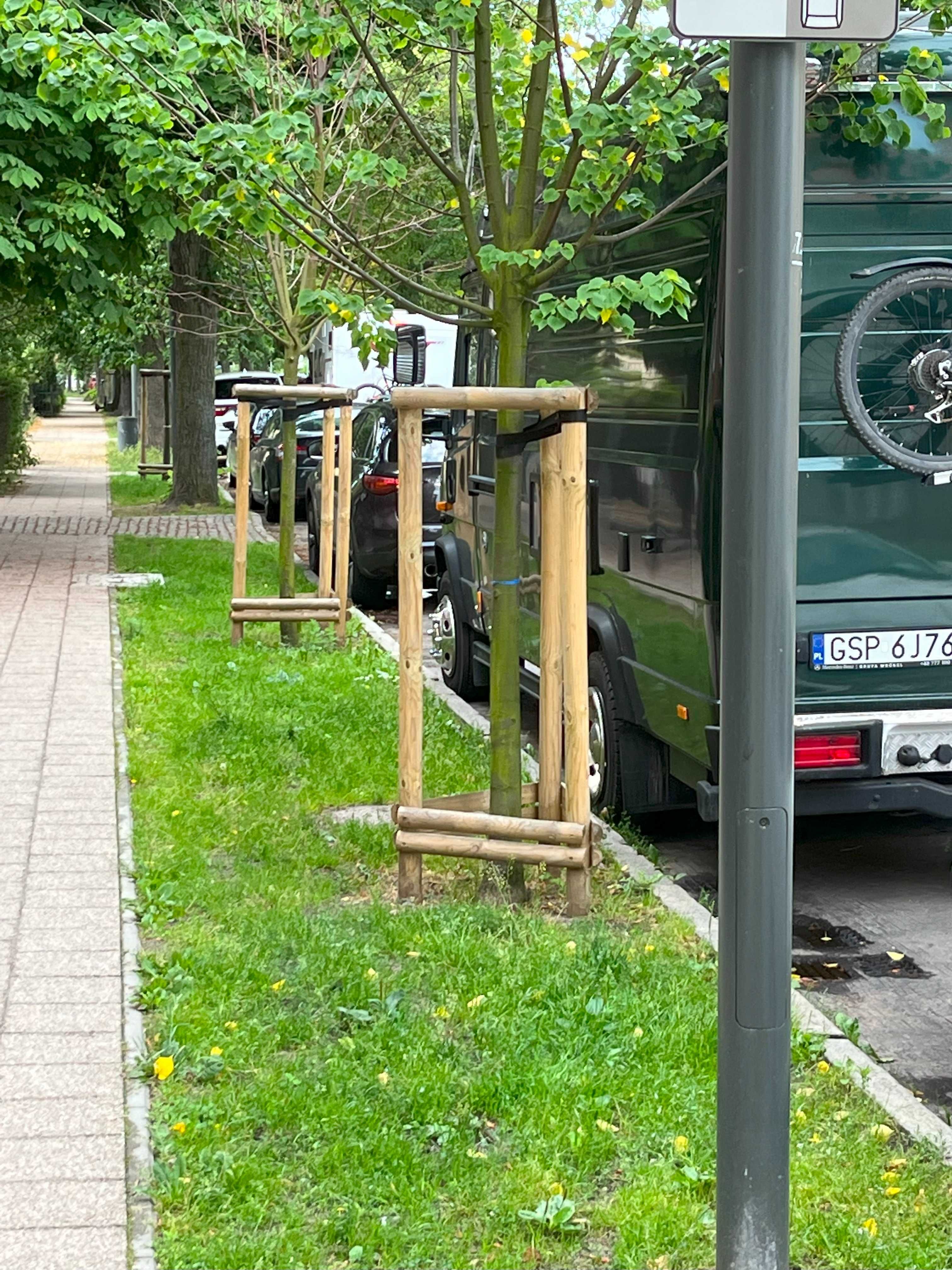 Paliki do drzew poprzeczki kołki taśma mocująca