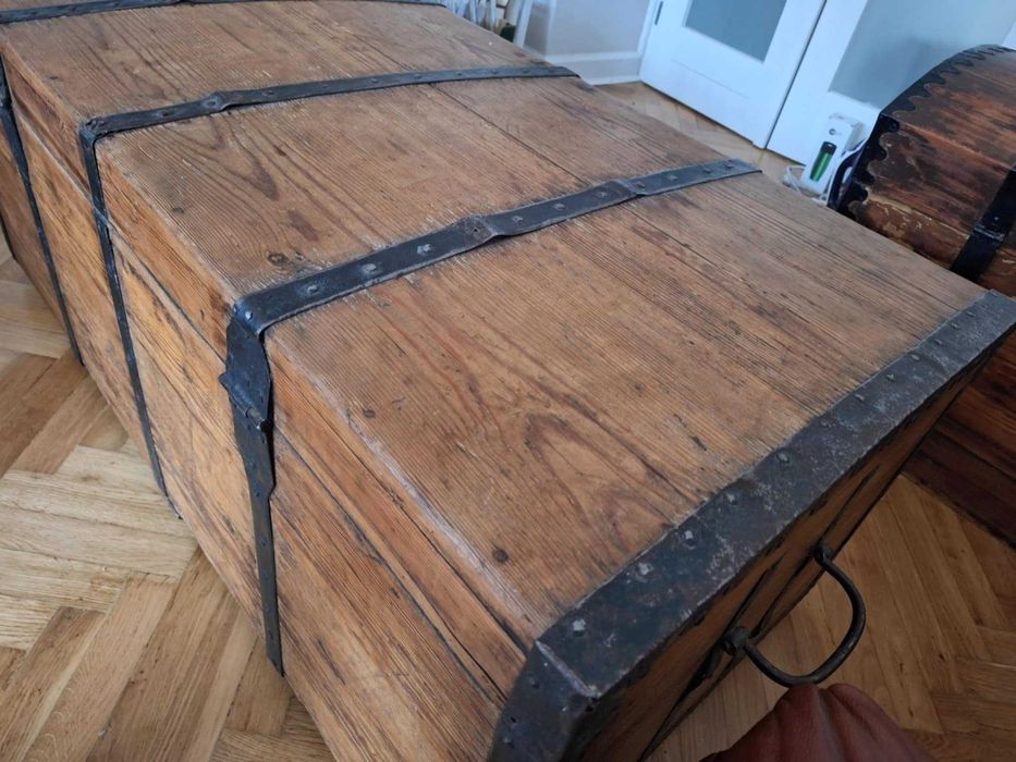 Stara potężna skrzynia, skrzynia posag, kufer drewniany dębowy