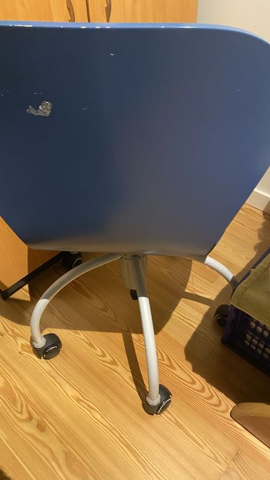 Secretaria, cadeira e armario de gavetas e prateleIras