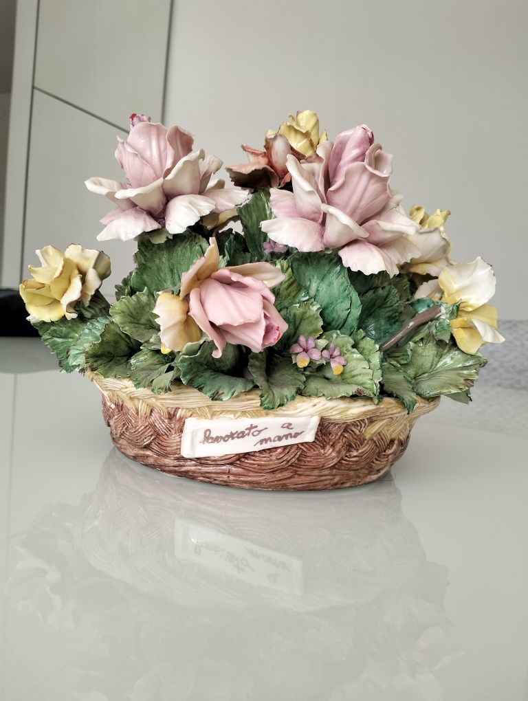Arranjo de flores em loiça
