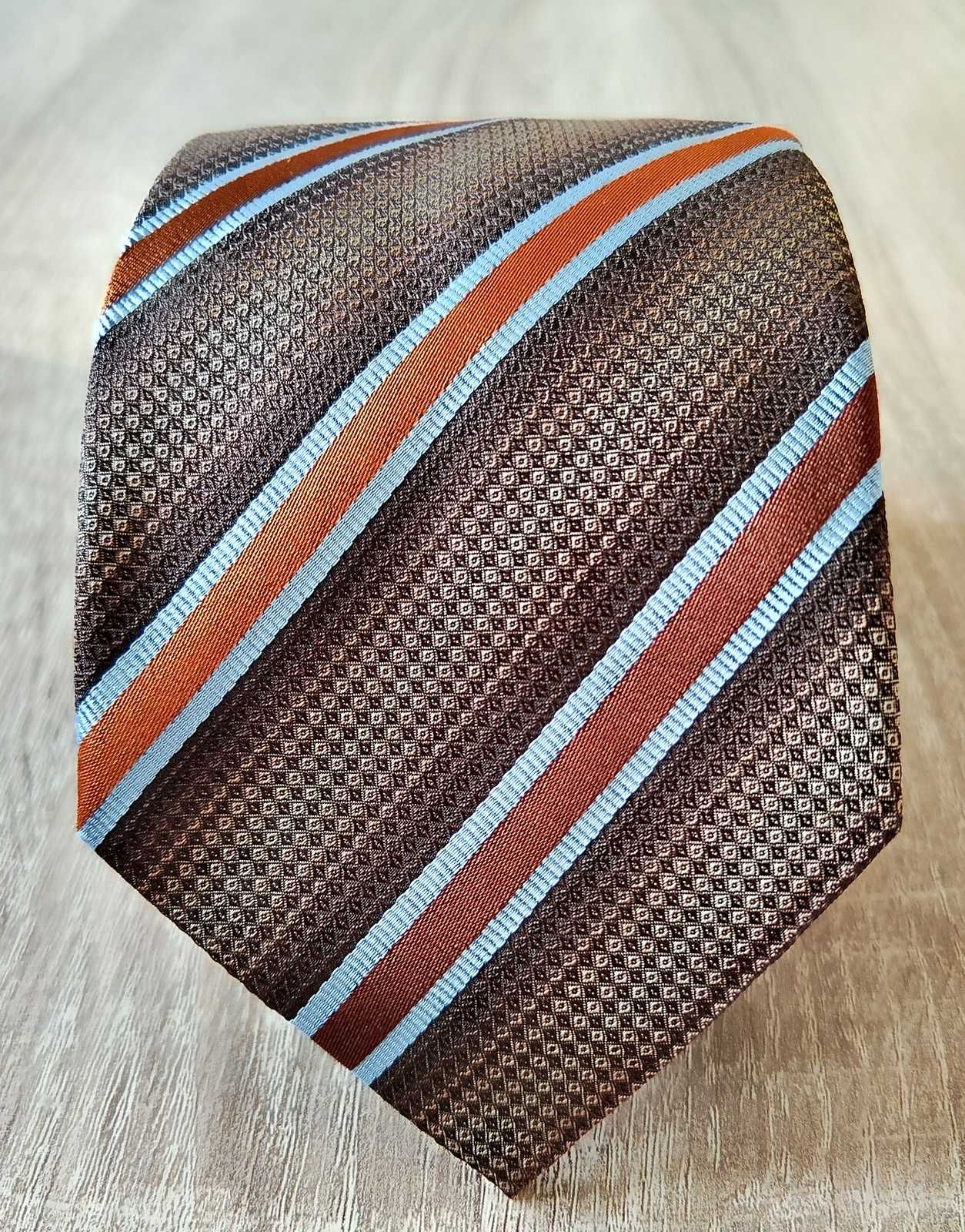Brązowy jedwabny krawat w pasy regimental