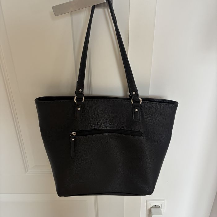 Czarna skórzana torba na ramię z wieloma przegródkami