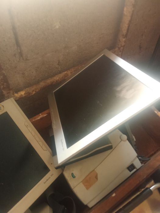 Vendo estes dois monitores em segunda mão para peças