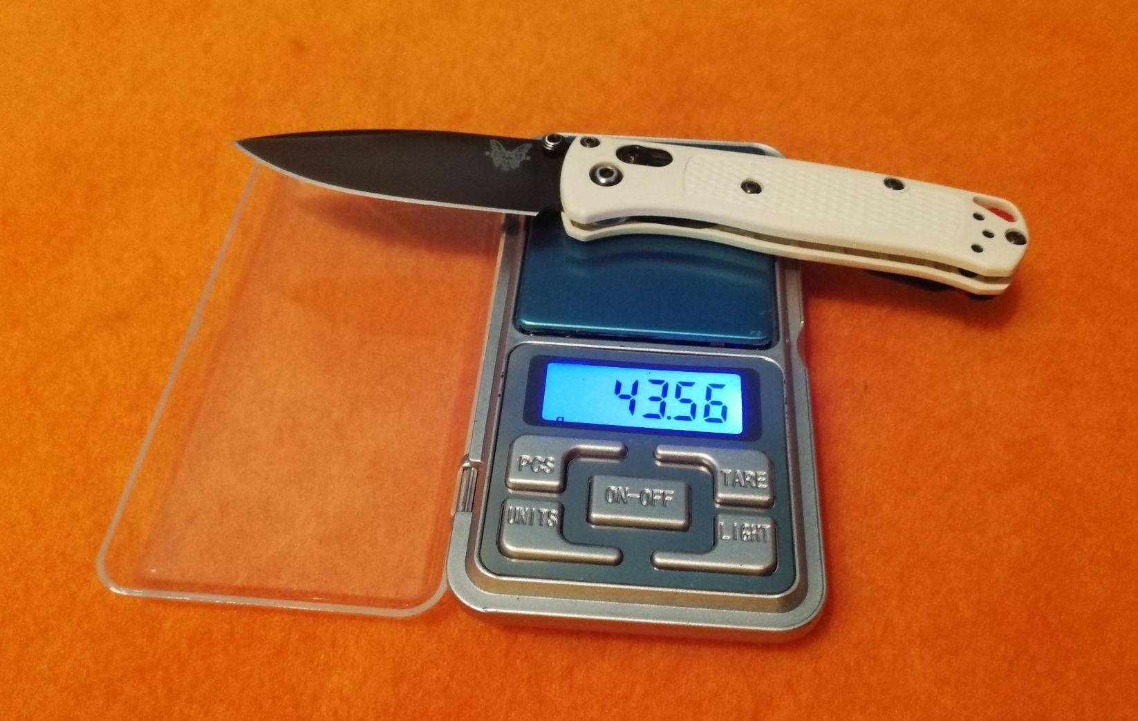 Nóż Benchmade Mini Bugout biały czarny USA EDC kolba survival Morakniv
