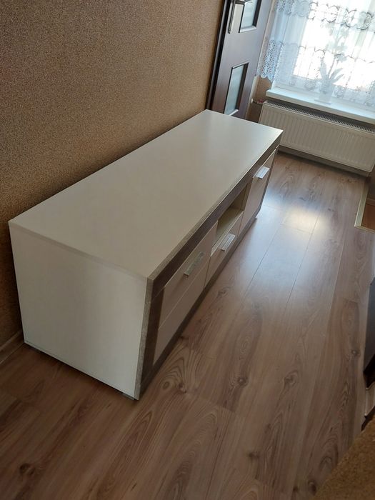 Białą szafka RTVKA