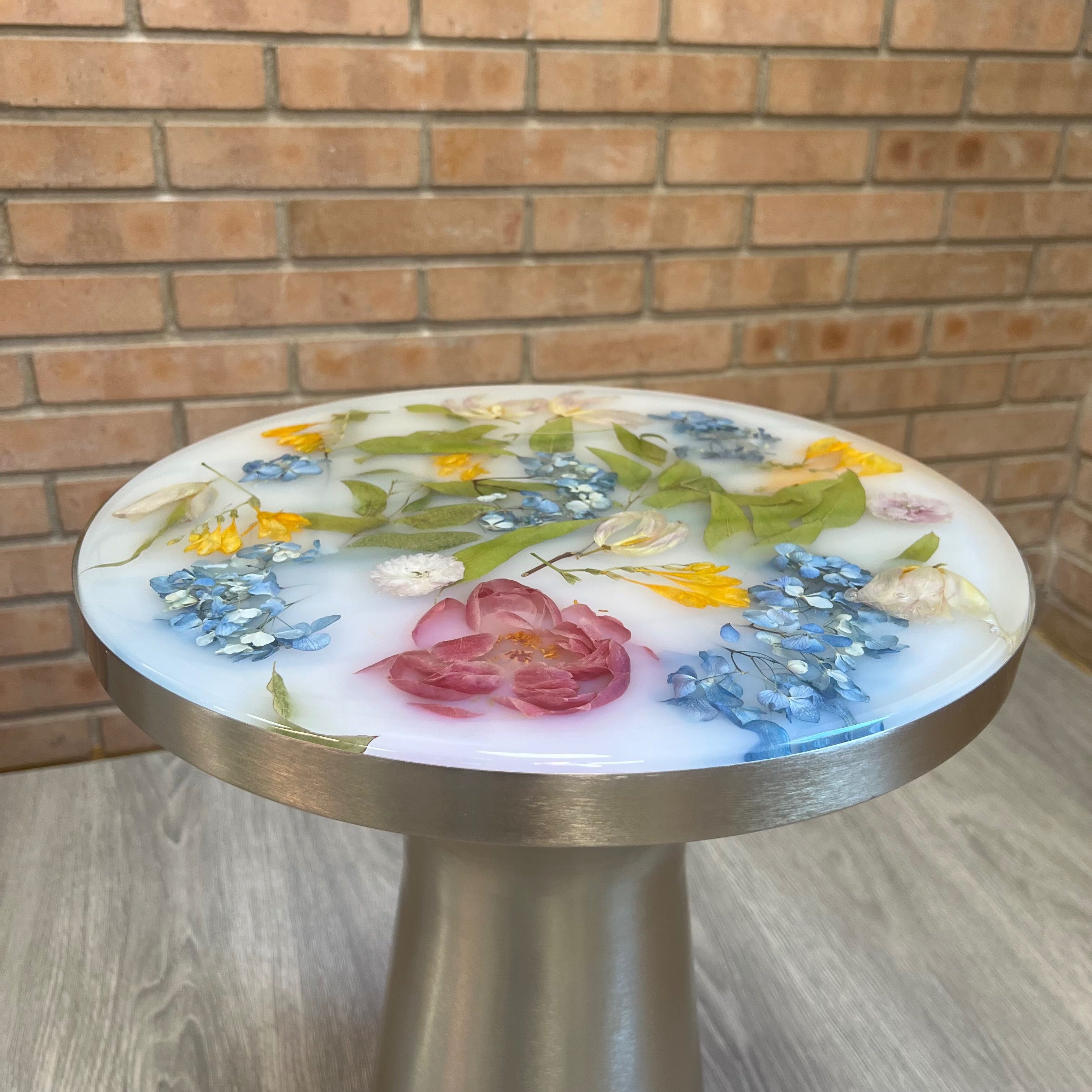 Mesa artesanal com flores naturais